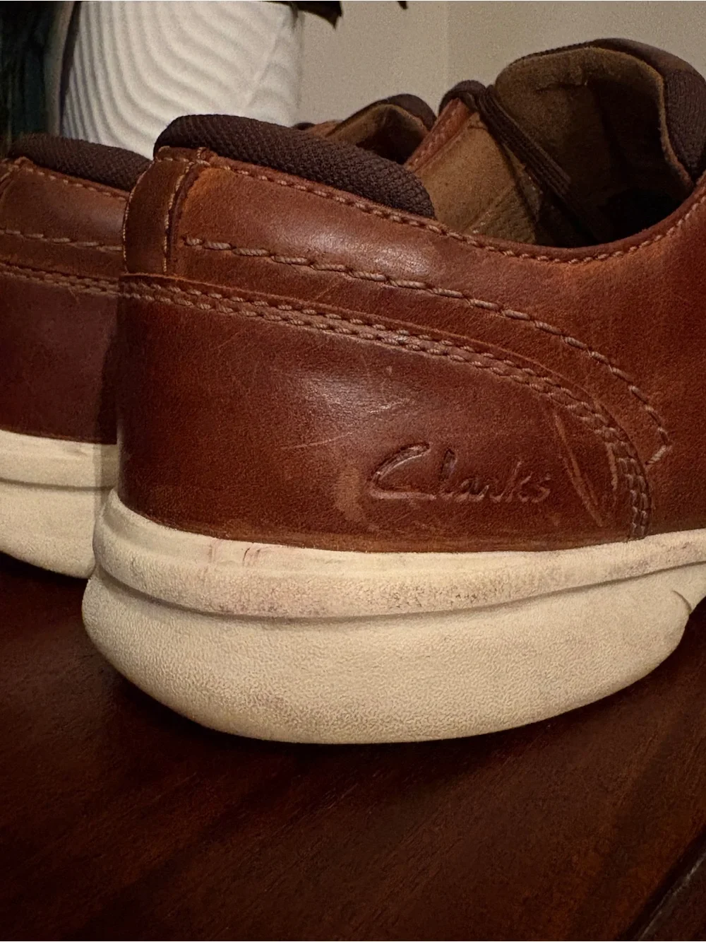 Clarks Men's Brown Leather Lace-Up Oxfords with White Sole 9.5         0025